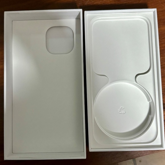 iPhone 15 Box - Picture 3 of 5